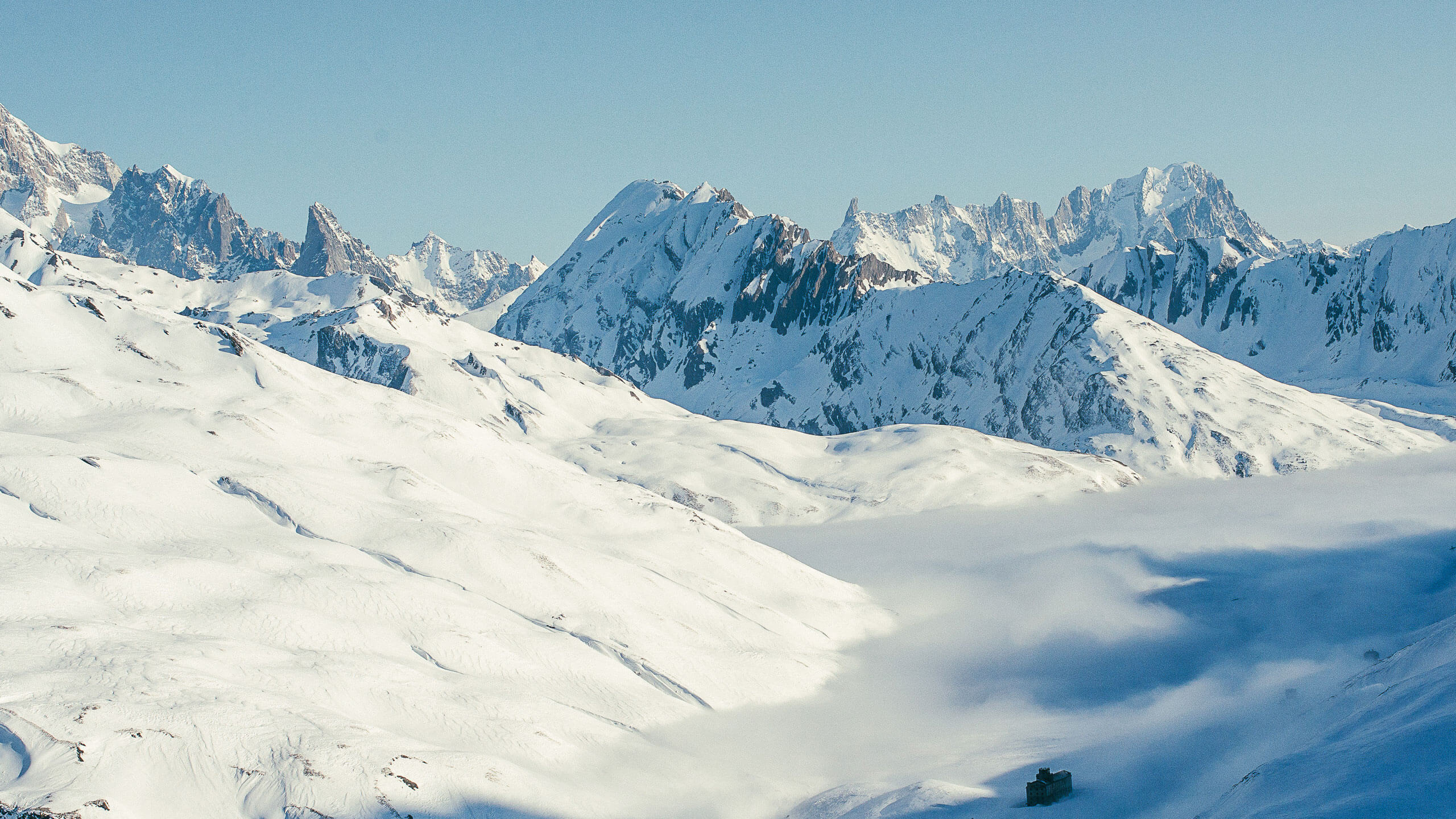 Image de couverture : Col du Petit Saint-Bernard avec vue sur le massif du Mont-Blanc