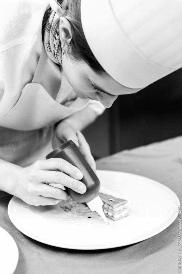 La Cheffe Judith Fraissard réalisant le dressage d'un dessert.