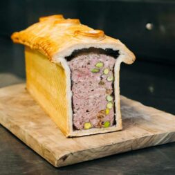 Pâté croûte fait maison, pouvant accompagner un bon verre de vin.