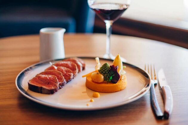 Veau de lait, accompagné de légumes d'hivers et sa sauce parfumée au gingembre.